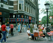 118981 Gezicht op het winkelgebied langs de Oudegracht te Utrecht met op de achtergrond het café-restaurant King Arthur ...
